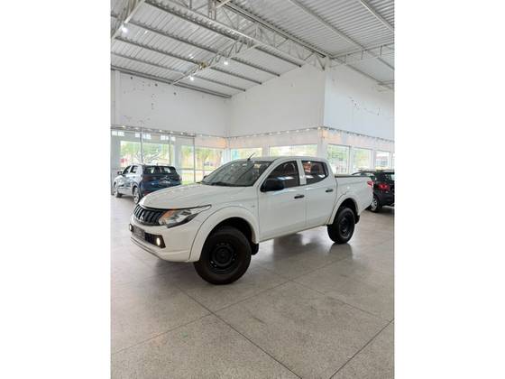 MITSUBISHI L200 TRITON 2.4 16V TURBO DIESEL GL CD 4X4 MANUAL MITSUBISHI L200 TRITON 2.4 16V TURBO DIESEL GL CD 4X4 MANUAL
